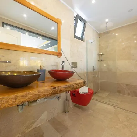 Gloss Kapali Isitmali Havuzlu Tatil Villasi * Kas