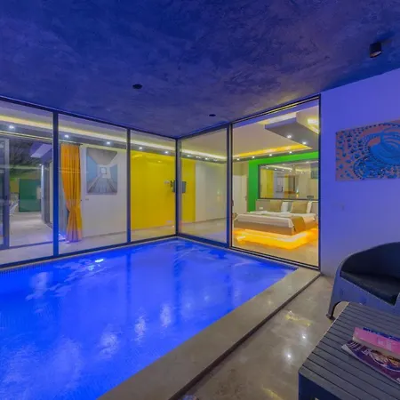 Gloss Kapali Isitmali Havuzlu Tatil Villasi