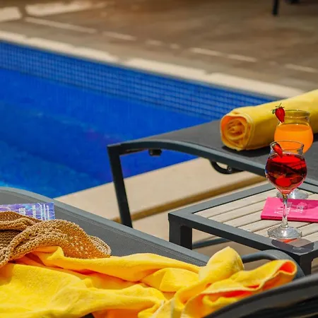 Gloss Kapali Isitmali Havuzlu Tatil Villasi *