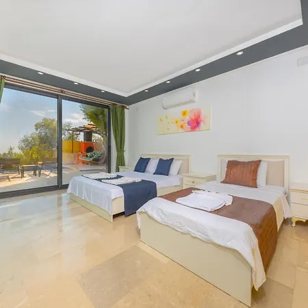 Gloss Kapali Isitmali Havuzlu Tatil Villasi
