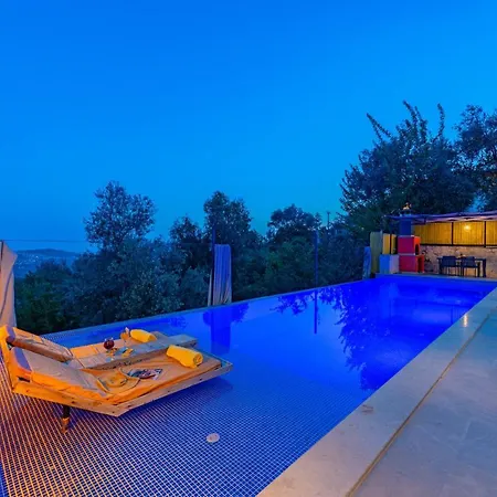 Gloss Kapali Isitmali Havuzlu Tatil Villasi
