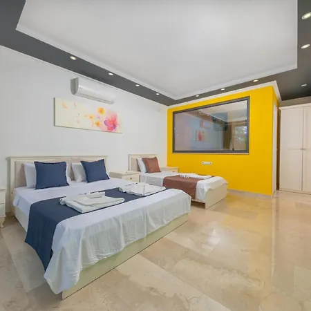 Gloss Kapali Isitmali Havuzlu Tatil Villasi *
