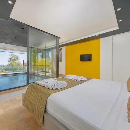 Gloss Kapali Isitmali Havuzlu Tatil Villasi * Kas