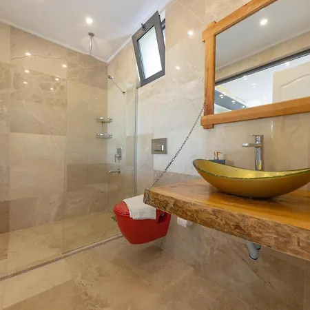 Gloss Kapali Isitmali Havuzlu Tatil Villasi Kas