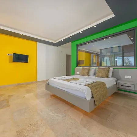 Gloss Kapali Isitmali Havuzlu Tatil Villasi