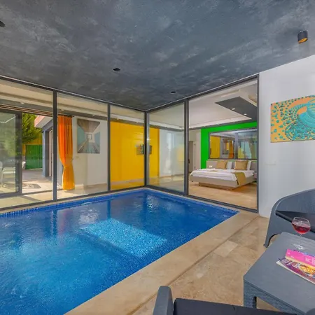 Gloss Kapali Isitmali Havuzlu Tatil Villasi Villa