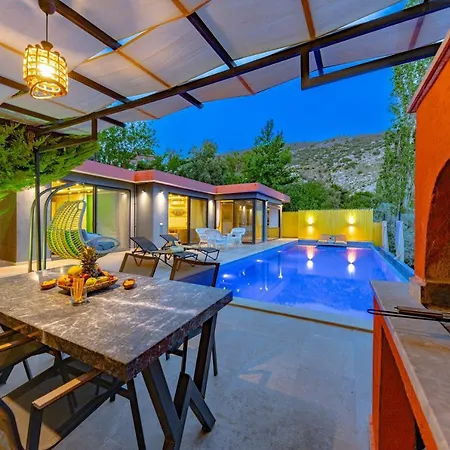 Gloss Kapali Isitmali Havuzlu Tatil Villasi *