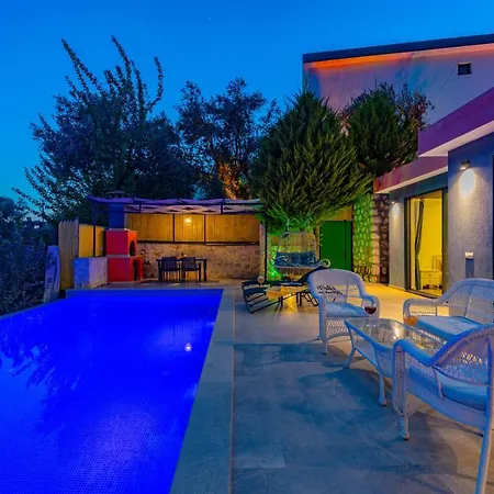 Gloss Kapali Isitmali Havuzlu Tatil Villasi *