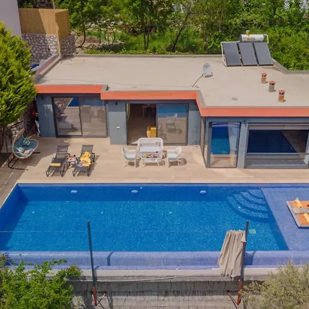 Gloss Kapali Isitmali Havuzlu Tatil Villasi